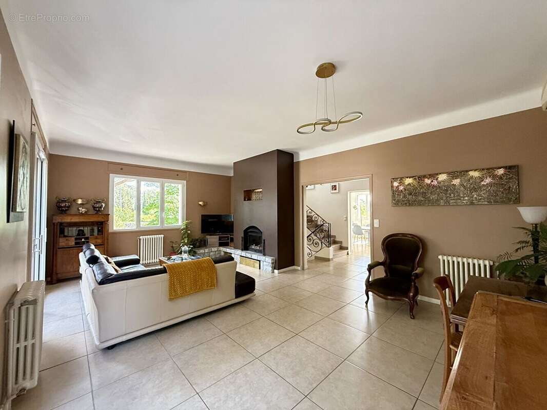 Maison de ville t6 avec garages et piscine - photo 7