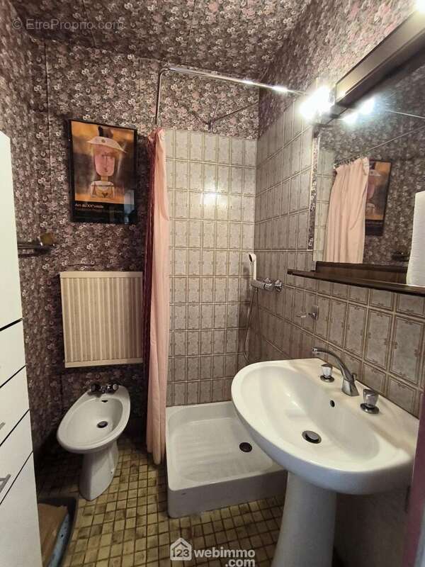 Une salle d&#039;eau avec douche, lavabo - Maison à LAON