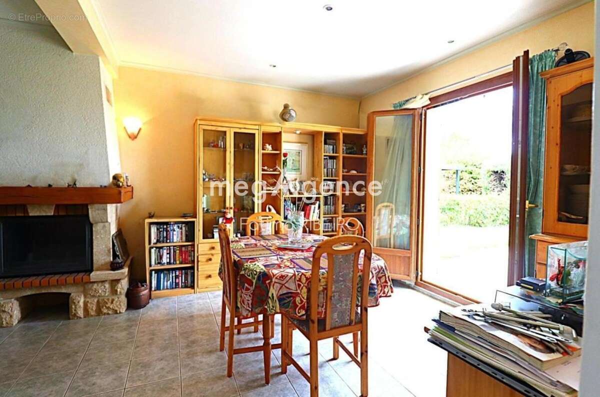 Maison familiale 120 m², terrain paysagé avec terrasse de 1 564 m² - photo 2