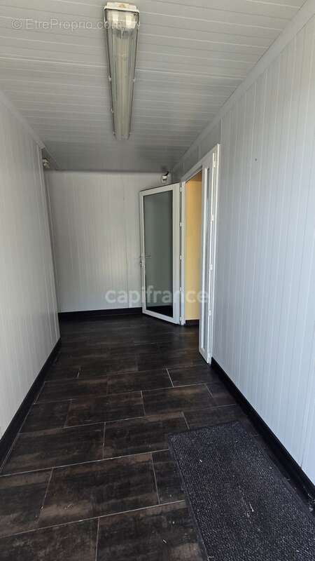 Local/bureau à vendre SOUBISE (17) 1600m² de surface développée - photo 3