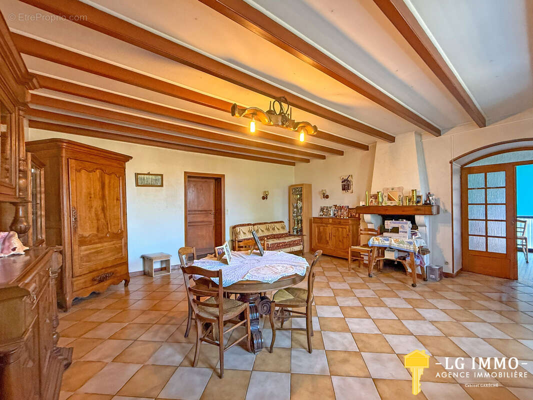Maison charentaise à fort potentiel   106 m2 habitables & 600 m2 de dépendances - photo 4