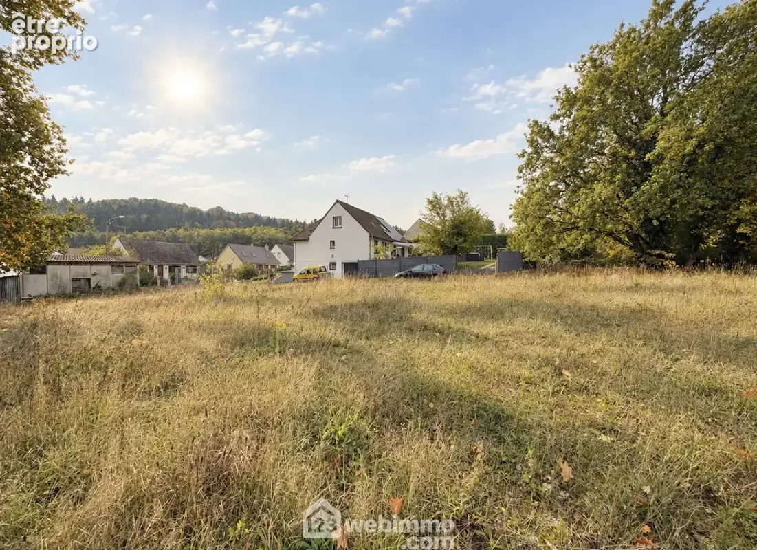Situé sur l'axe Laon - Reims, dans un village calme et agréable - Terrain à MONTAIGU