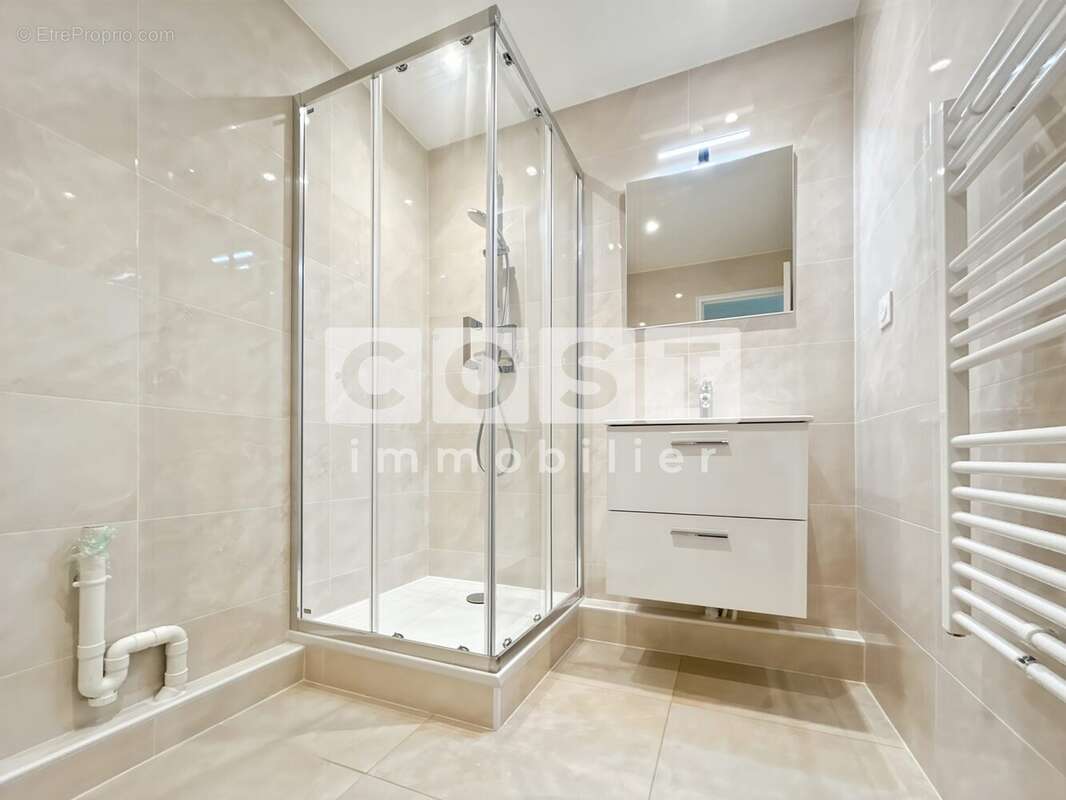 Appartement à COURBEVOIE