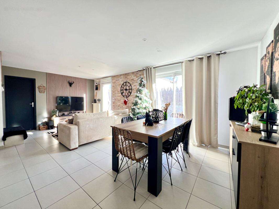 Maison à SAINT-MACAIRE-EN-MAUGES