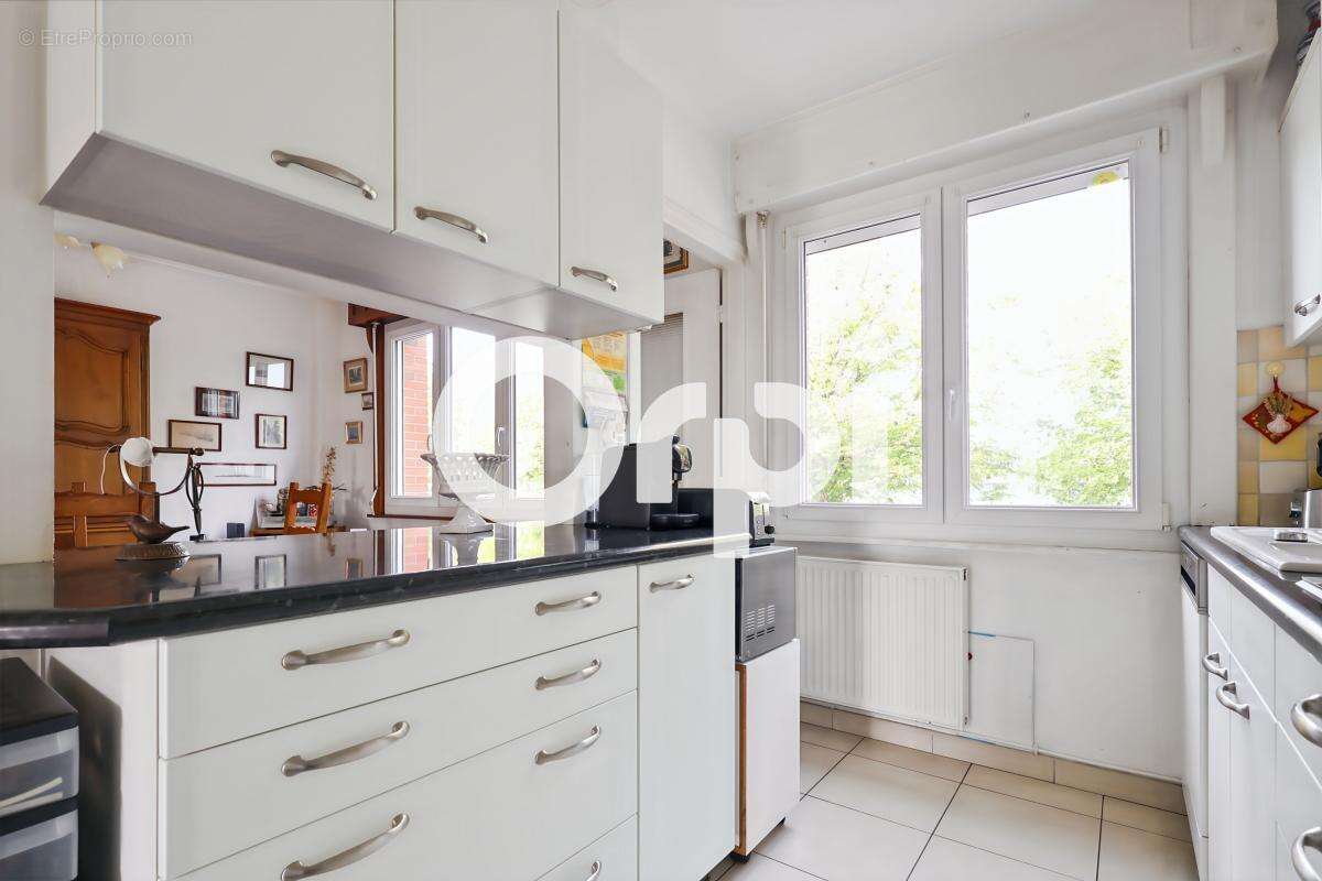 Maison 5 chambre(s), garage, buanderie, cuisine d'été, véranda, cave, jardin et terrasse exposés sud-ouest à ROSENDAËL (59240) - photo 6
