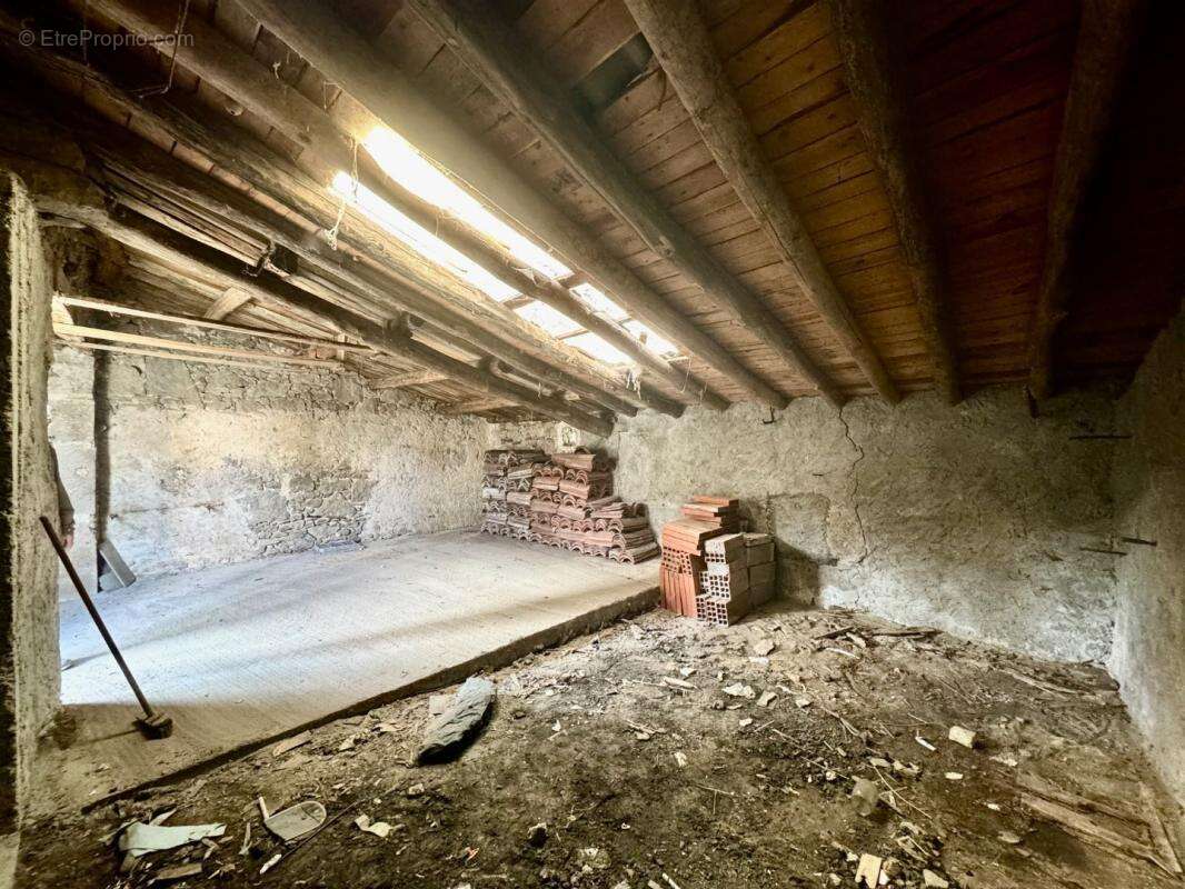 Parking à SAINT-SALVY-DE-LA-BALME