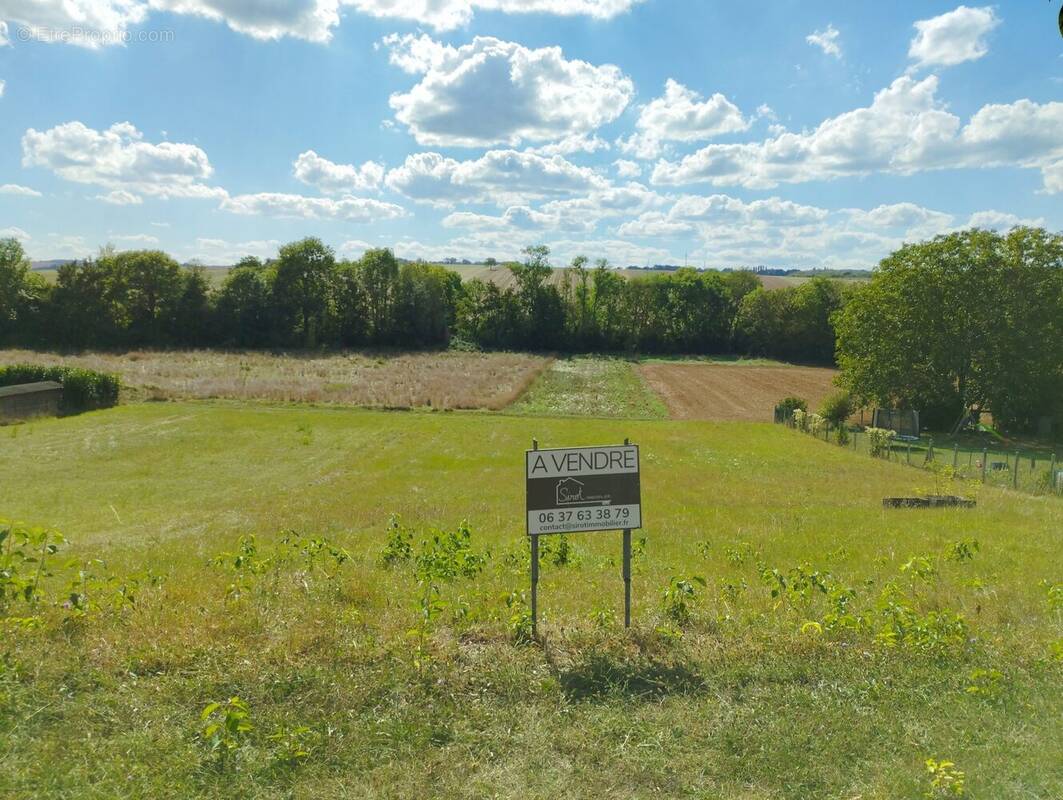 Terrain à ESCAMPS