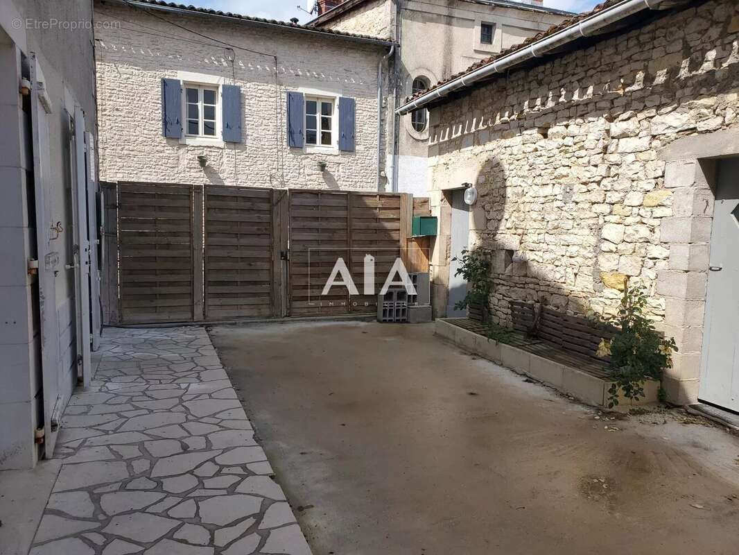 Maison à CHAMPAGNE-MOUTON