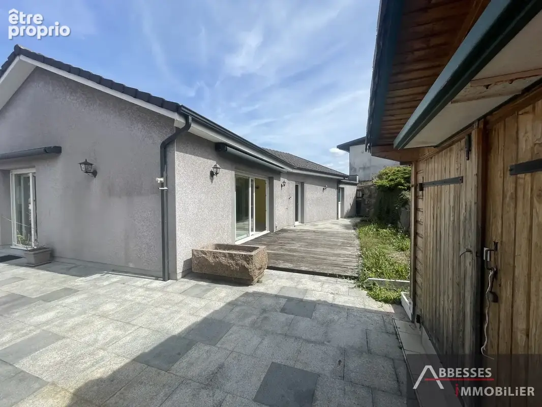 EN EXCLUSIVITÉ : SAINT NABORD - Pavillon de plain pied avec terrasse et garage - photo 2
