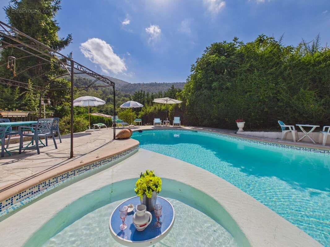 Propriété familiale composée de 2 logements – Terrain – Piscine – Tourrette-Levens - photo 4