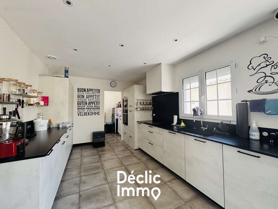 La Jarrie - Maison avec jardin, piscine, dépendances et spa - photo 10