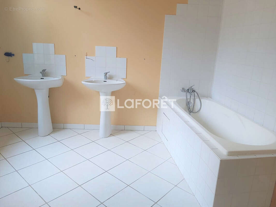 Maison à MONTBREHAIN