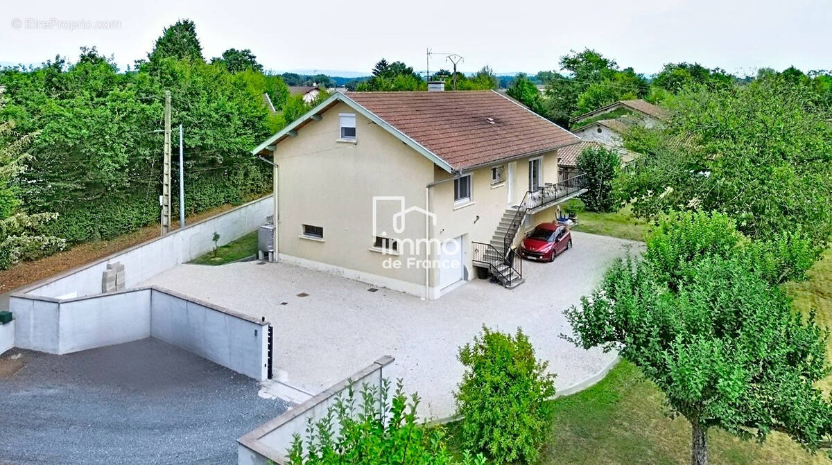Maison à DOMPIERRE-SUR-VEYLE