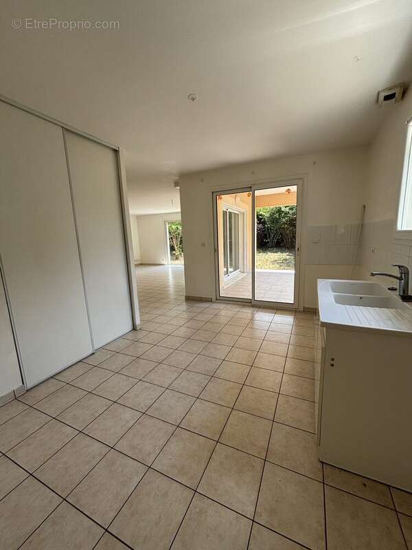 Maison 115 m² à Saint-Roman  - photo 3