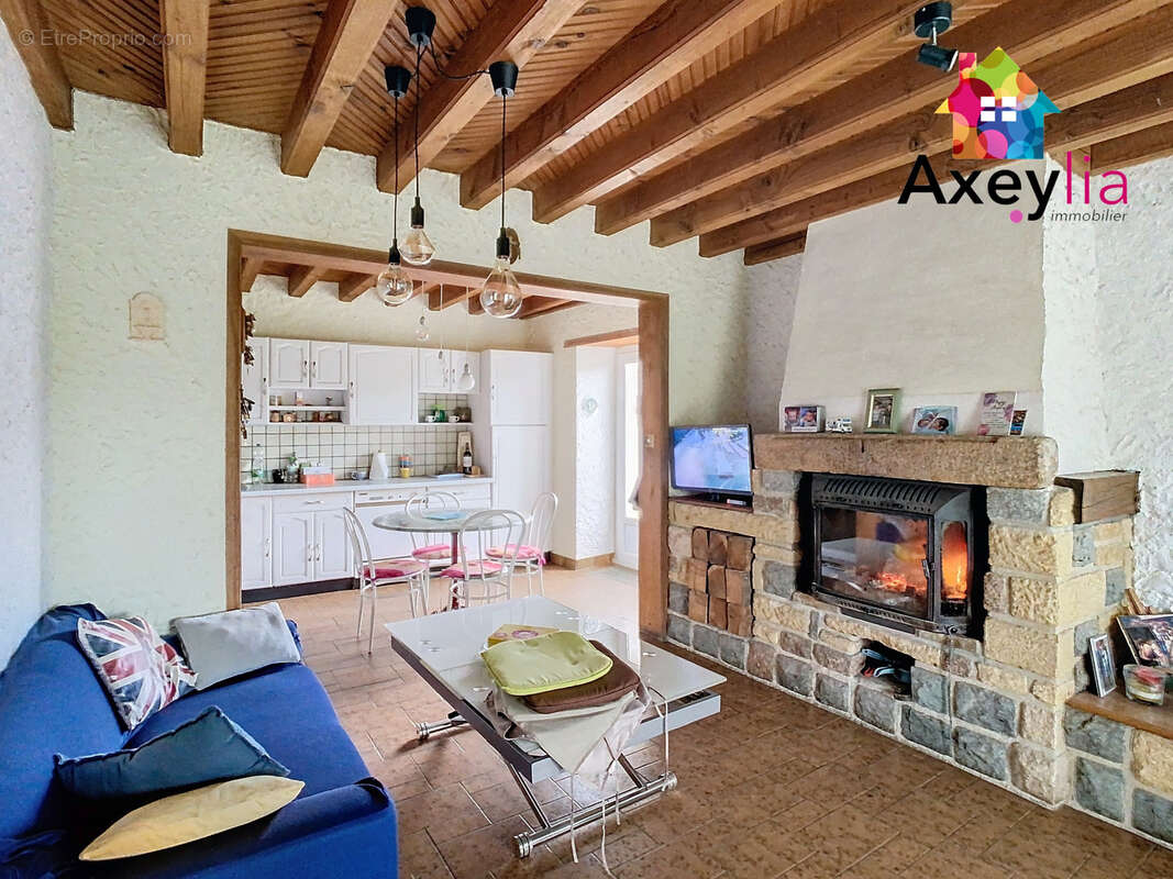 Maison à SAINT-BONNET-DES-QUARTS