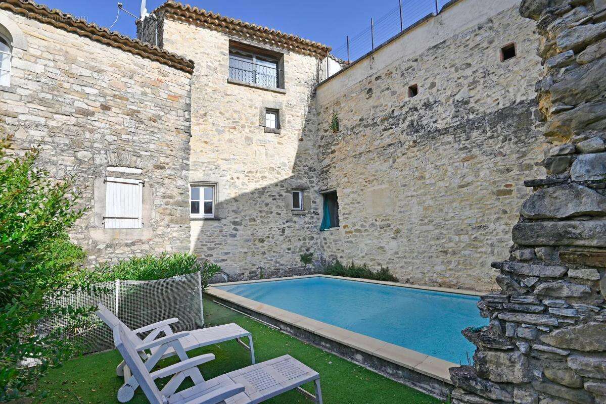 Maison de 12 pièces de 231 m² à Saint-Jean-de-Ceyrargues - photo 2