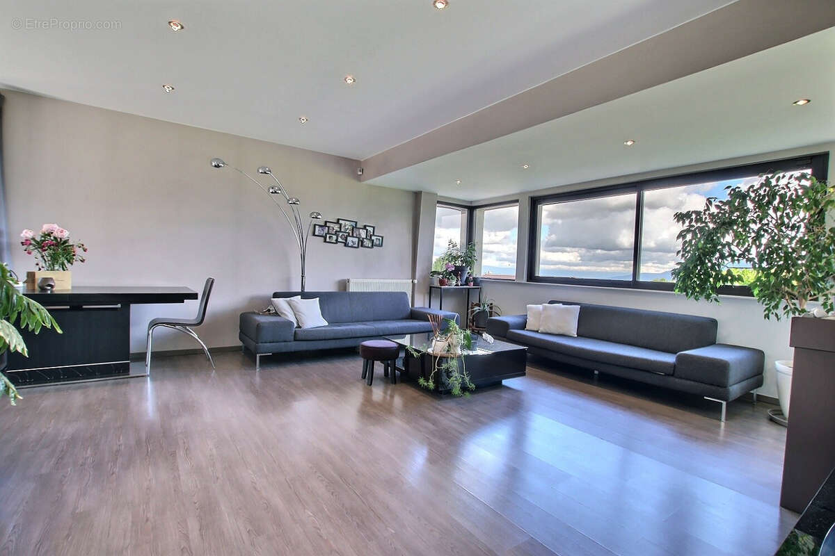 Maison à LA ROCHE-SUR-FORON