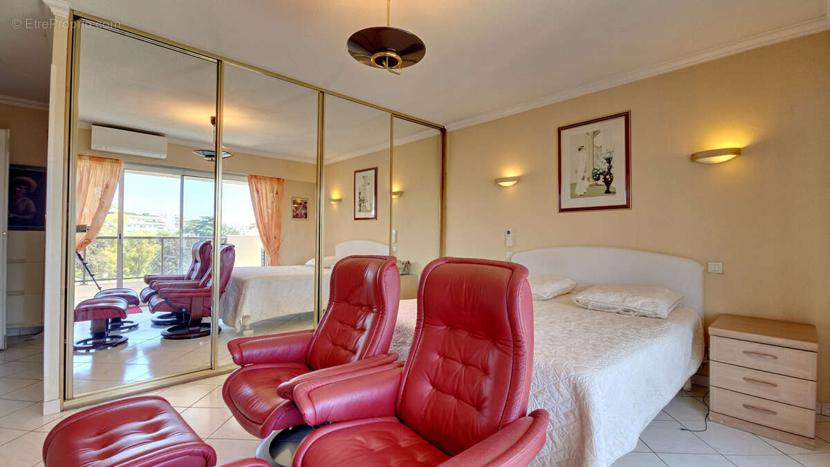 LE CANNET à vendre 4 pièces de 117 m2 avec terrasse et balcon, cave et garage sous-sol - photo 13