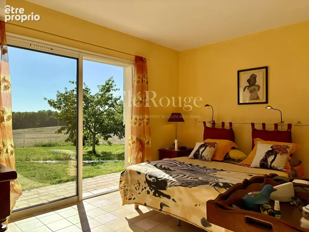 Élégante maison contemporaine avec piscine chauffée, beaux volumes et 5 400 m² de terrain - photo 21