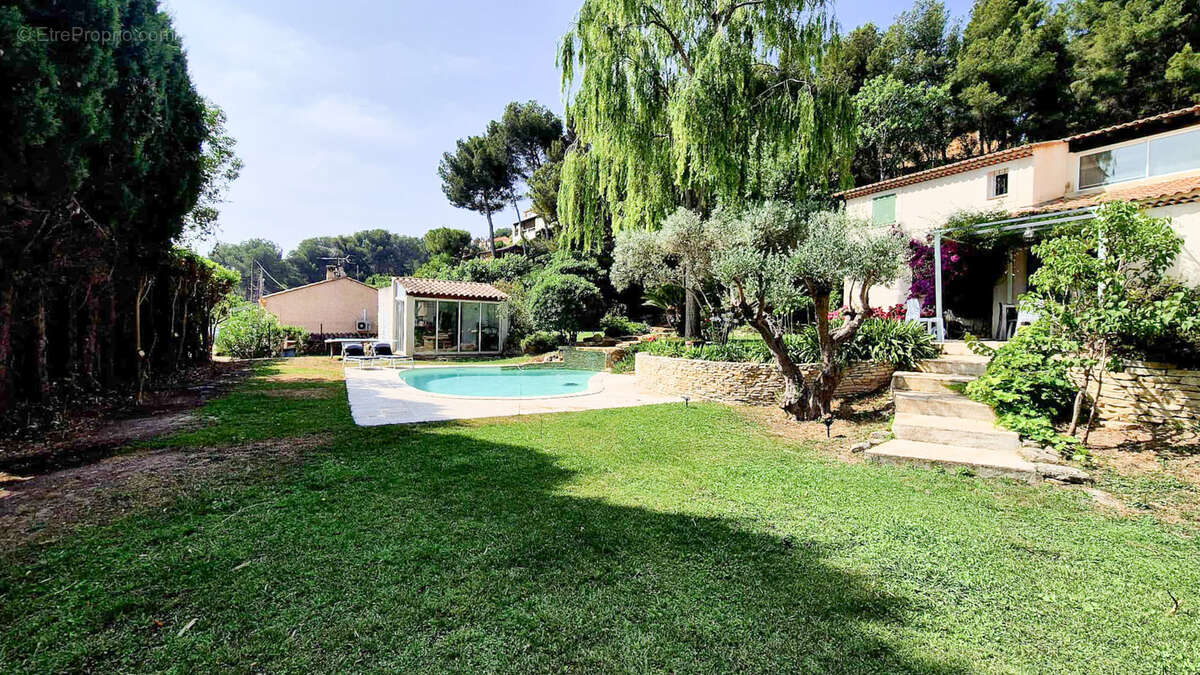 Maison à SAINT-MITRE-LES-REMPARTS