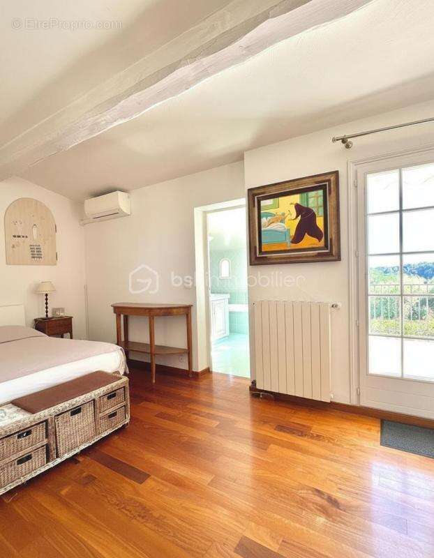 Vence – Élégante propriété de 210 m² avec piscine, jardin paysager et potentiel de 5 chambres - photo 18