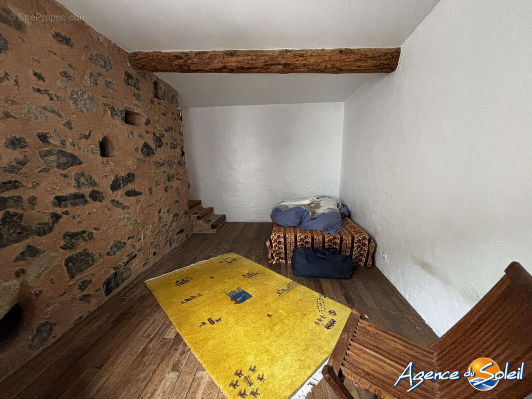 Maison à OPOUL-PERILLOS