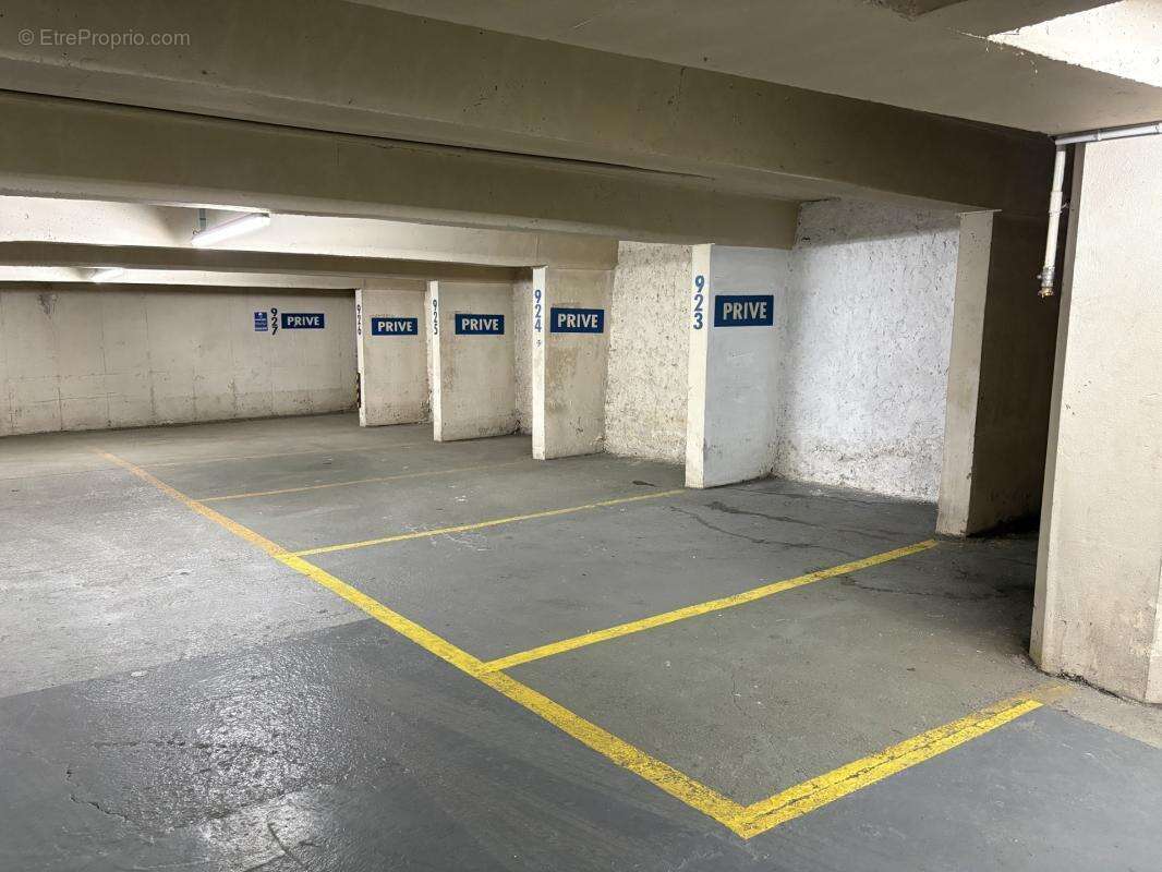 Parking à PARIS-9E