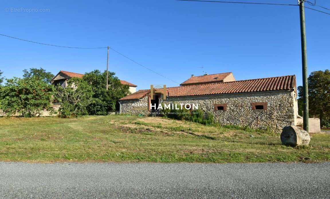 Ancien corps de ferme rénové avec piscine, deux granges aménageables et dépendances - photo 10