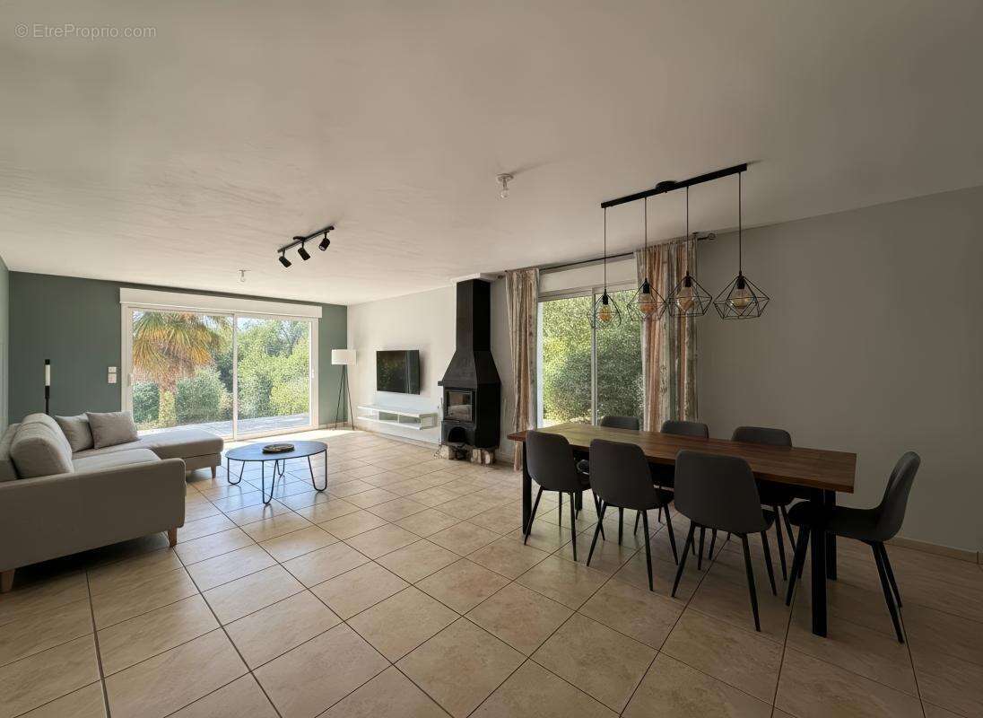 Maison 213 m² à Saint-Epain  - photo 2