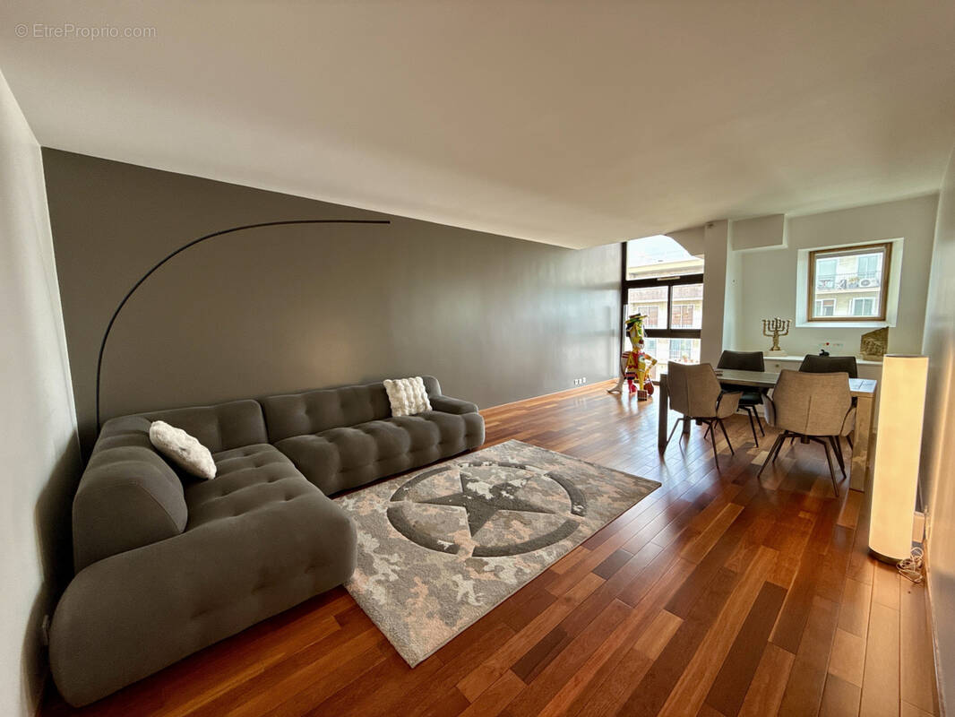 Appartement à CHARENTON-LE-PONT
