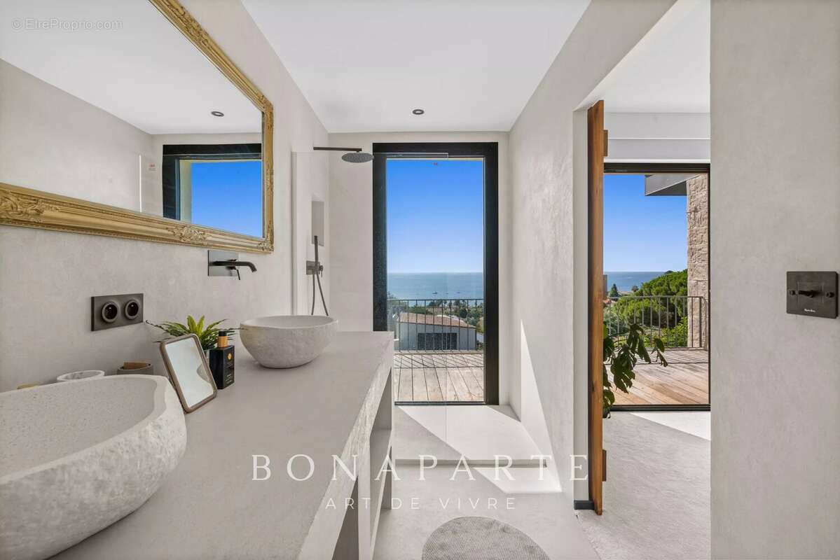 Aux portes de SUPER CANNES, élégante villa entiérement rénové - vue mer panoramique - position dominante - photo 18