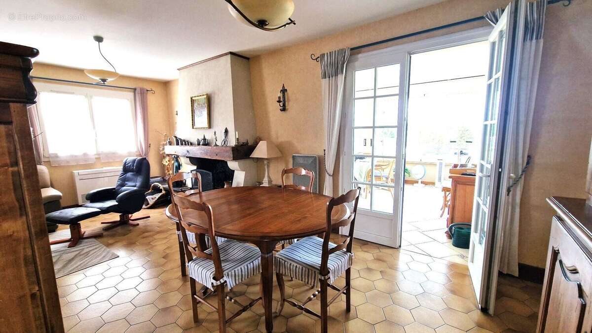 Salle à manger - Maison à LA MEMBROLLE-SUR-CHOISILLE
