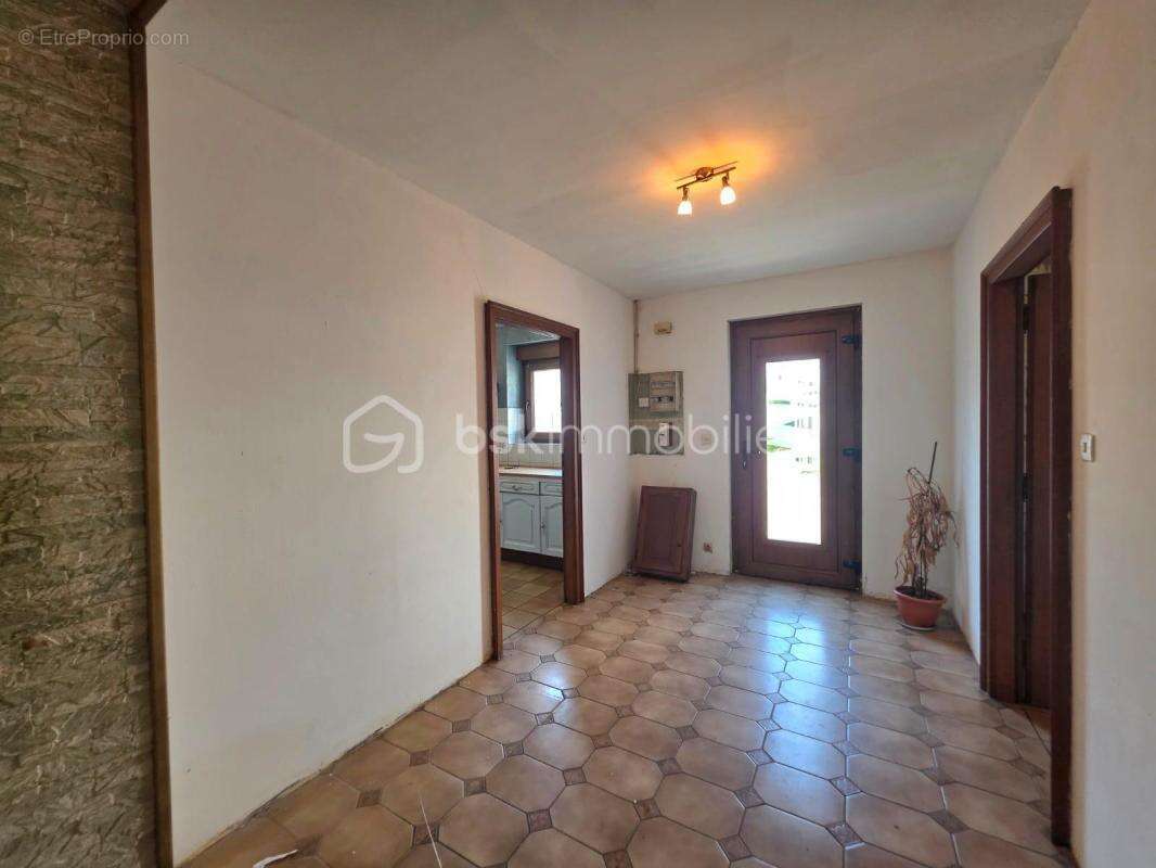 Maison individuelle de 181 m² avec fort potentiel d'aménagement - photo 2