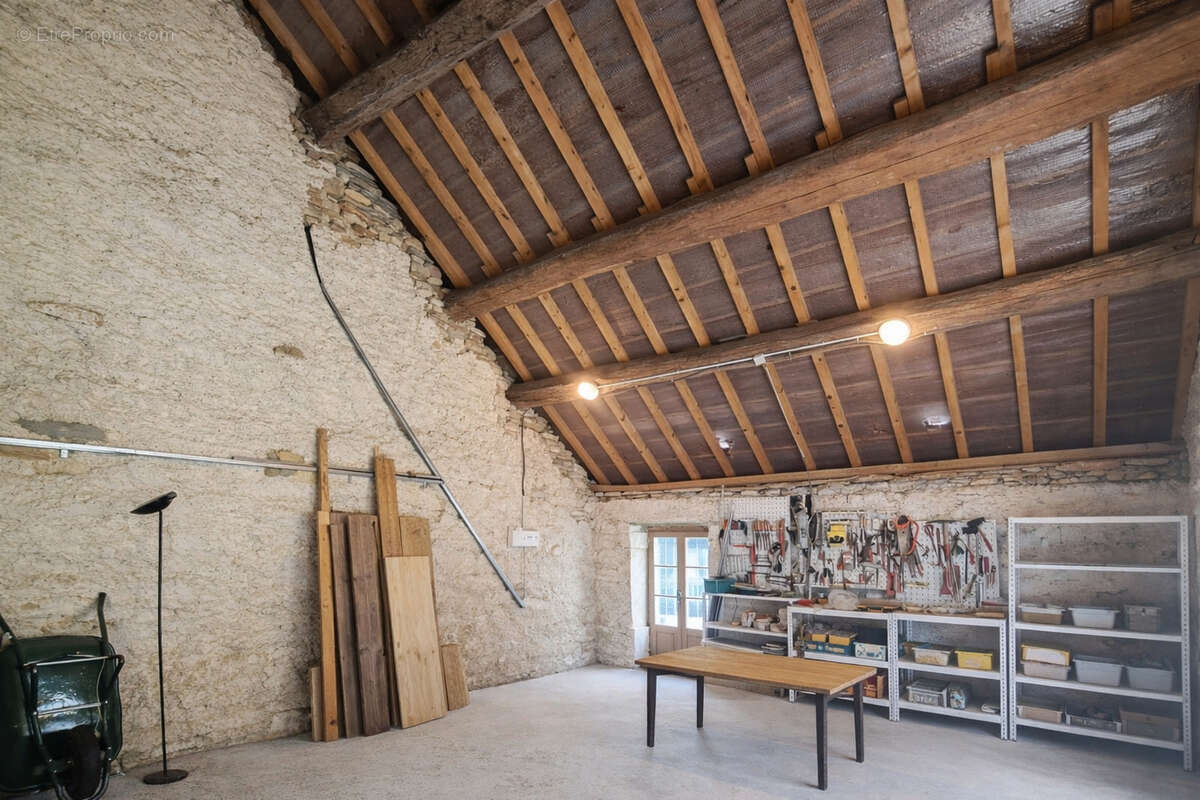 Maison en pierre rénovée à Ladoye Sur Seille (39210), 6 701m² de terrain en bord de rivière - photo 13