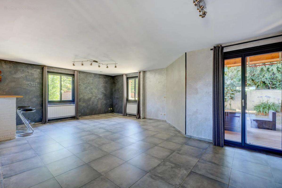 Maison de 8 pièces de 170 m² à Saint-Laurent-de-Mure - photo 3