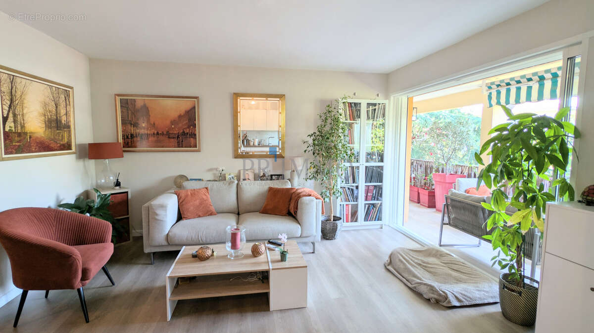 Superbe Appartement 2 pièces entièrement rénové au coeur du très recherché quartier de BOULOURIS - photo 7