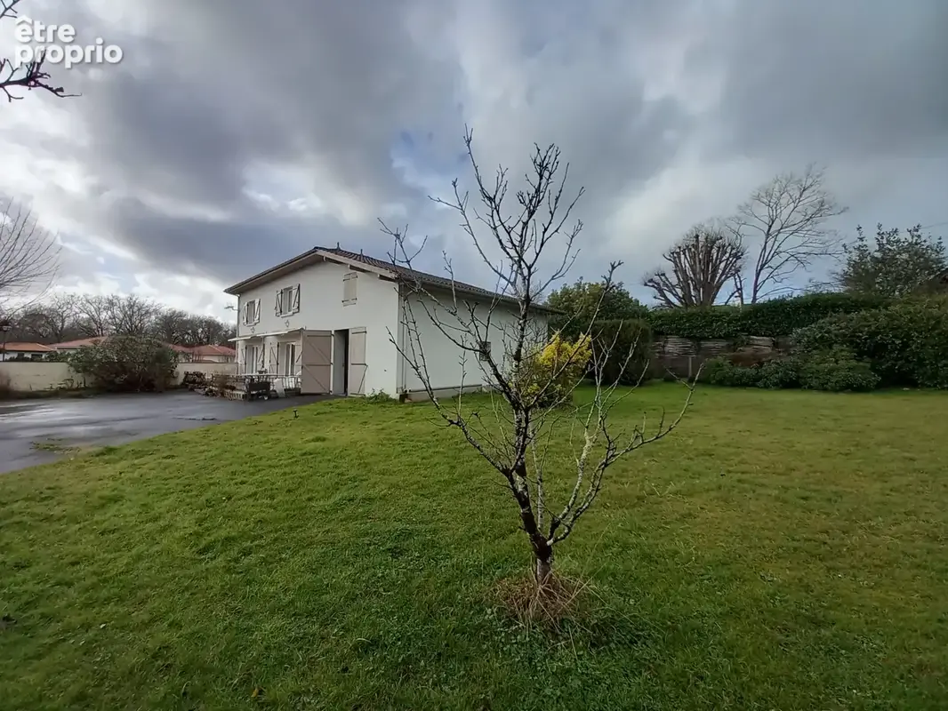 À Saint-Martin-De-Hinx, maison 150m2, terrasse 30m2 garage 48m2 terrain 991 m2,avec un lot à batir - photo 2