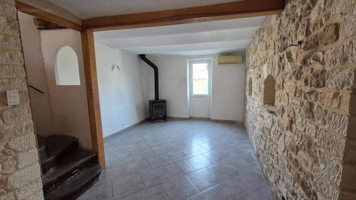 Maison à SAINT-JULIEN-DE-PEYROLAS