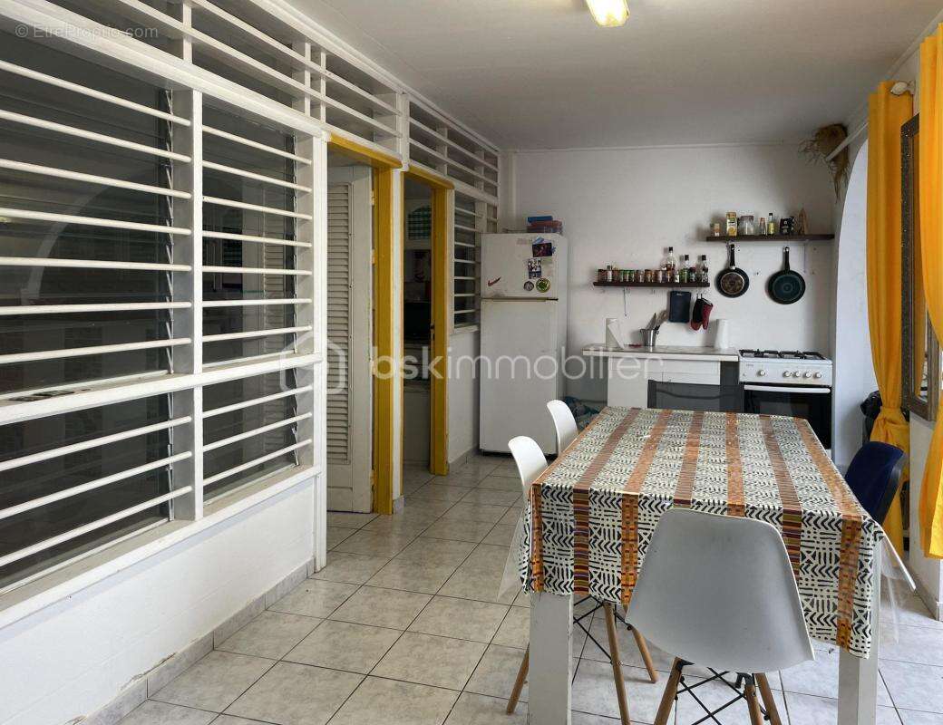 97310 - kourou – investissement locatif – 3 logements meublés – potentiel 40 920 €/an – rentabilité brute potentielle 11,2 % – a - photo 7