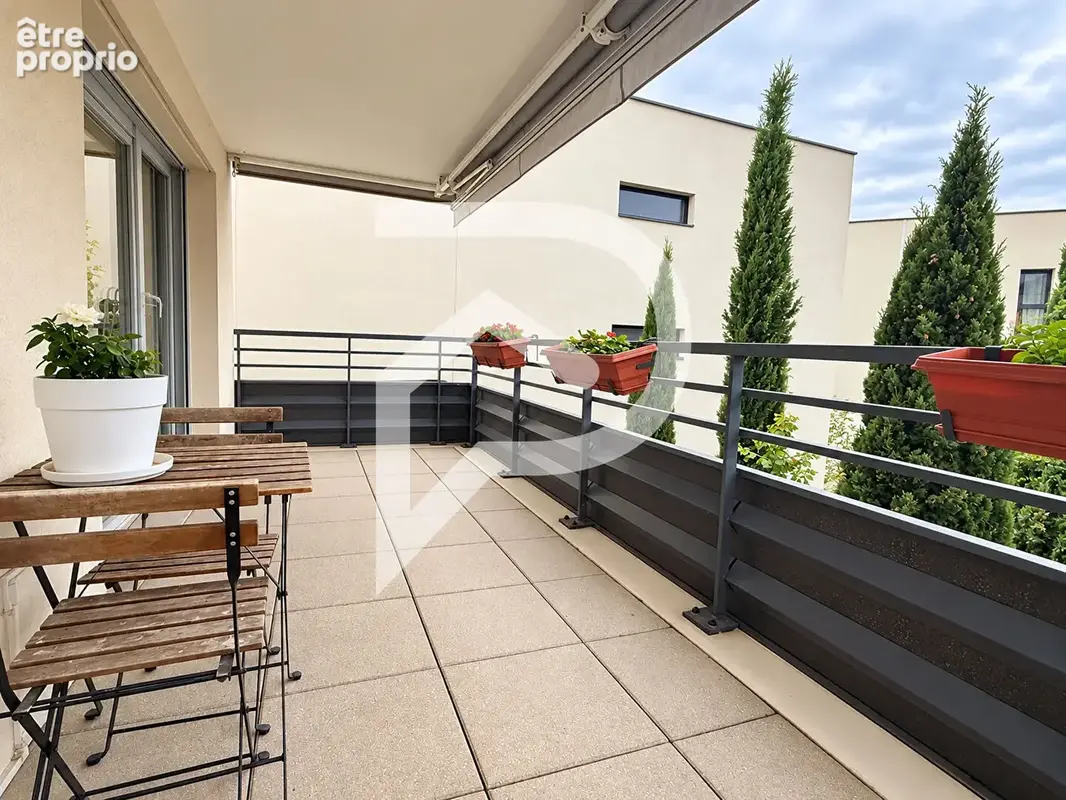 Meyzieu Gare - T4 de 78 M² - Terrasse, climatisation et double garage - photo 5