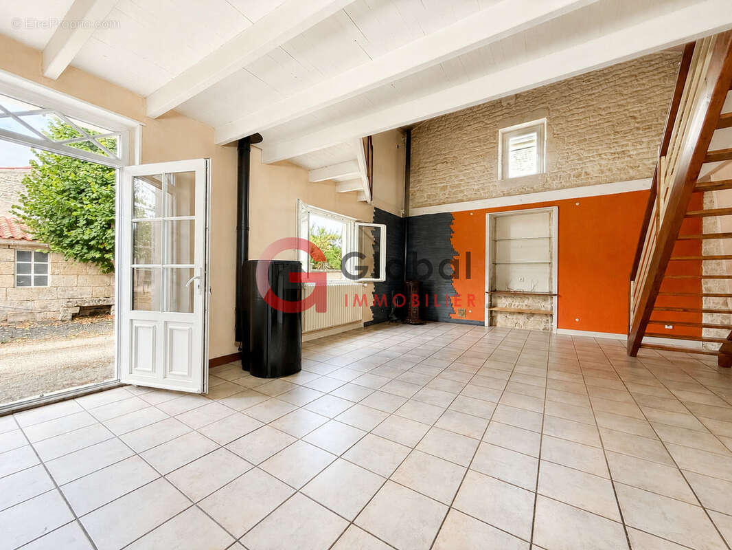 Maison en pierre avec dépendances et terrain clos - photo 3