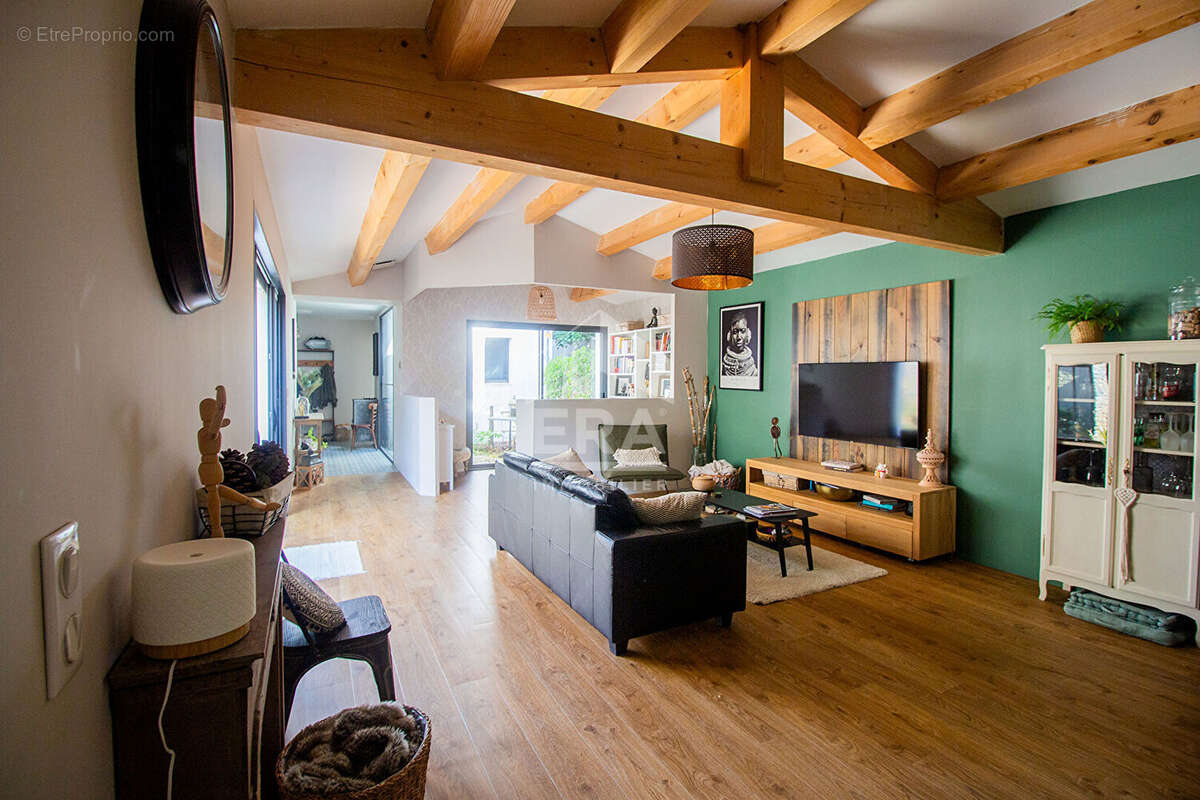 À vendre - Maison contemporaine de plain-pied avec piscine - 152 m² - Saint-Sauveur-d'Aunis - photo 4