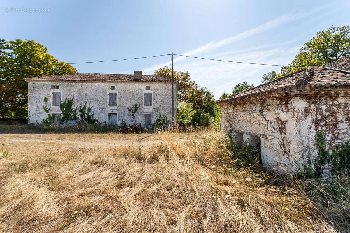 Maison en pierre à renover avec 3 granges - photo 16