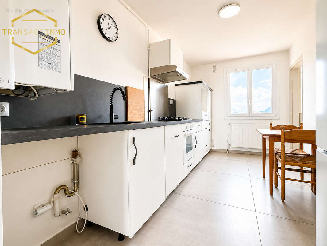 Appartement 74 m² à Fontaine  - photo 2