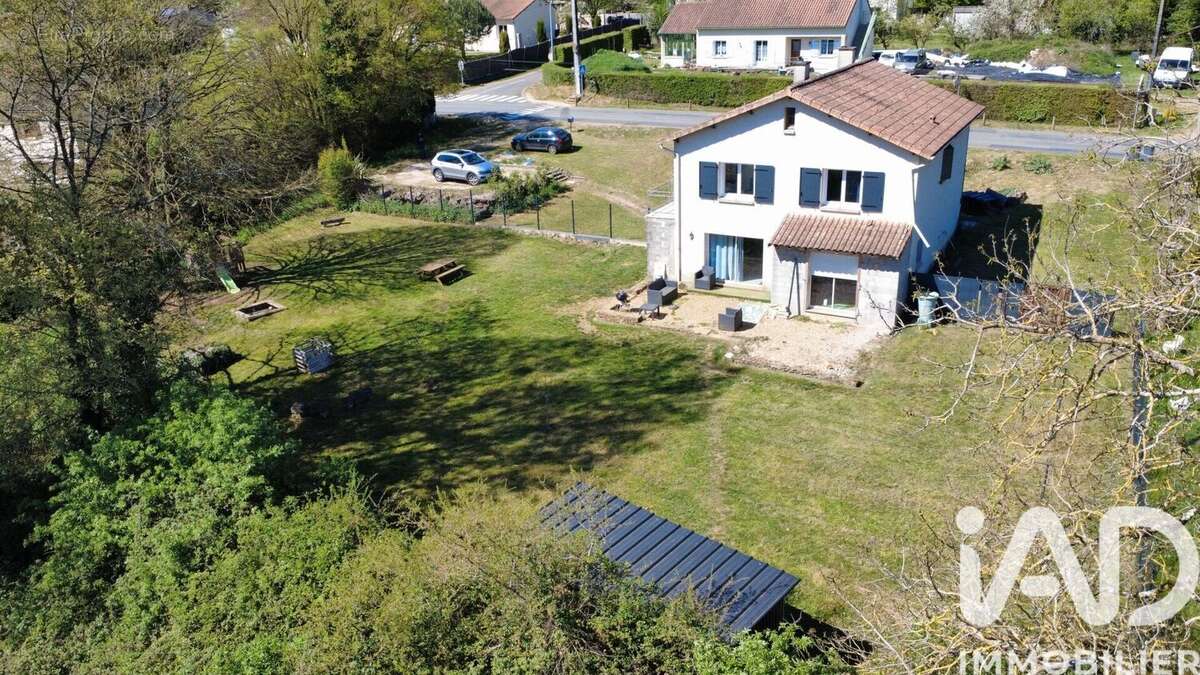 Maison 136 m² à Gizay  - photo 6