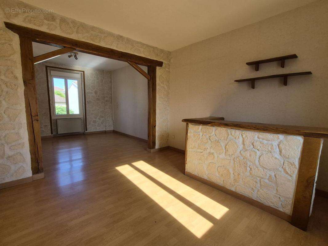 Maison 160 m² à Saint-Paul-De-Varax  - photo 2