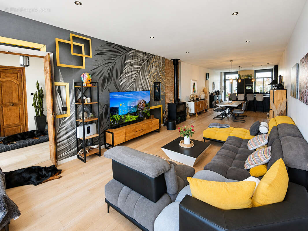 Propriété entièrement rénovée de 323 m2 avec piscine et dépendances - photo 8