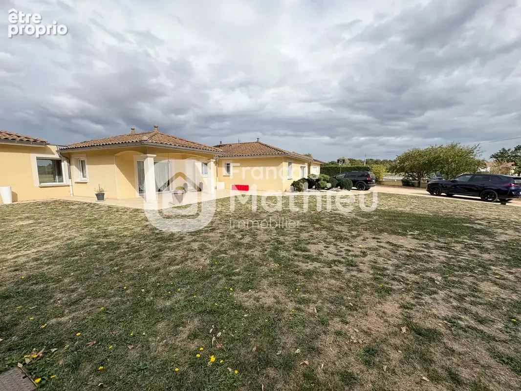 Ambérieux en Dombes : Maison de plain-pied 174m2 hab + garage - terrain 1 898m2 - photo 2