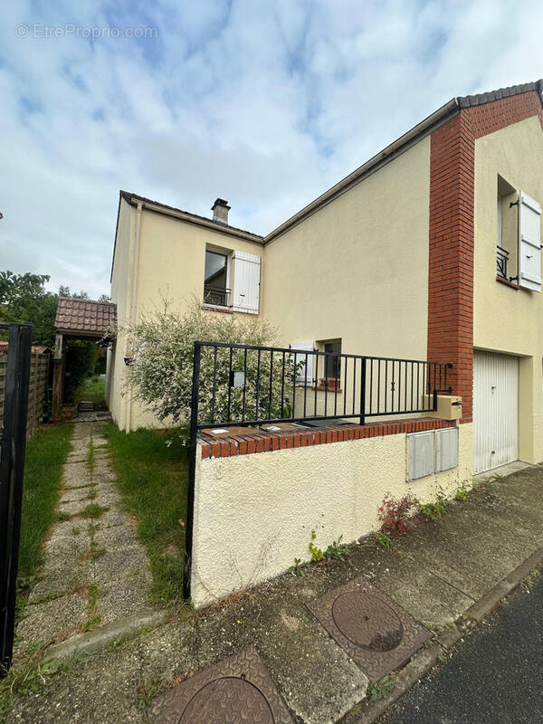 Maison à SAVIGNY-LE-TEMPLE