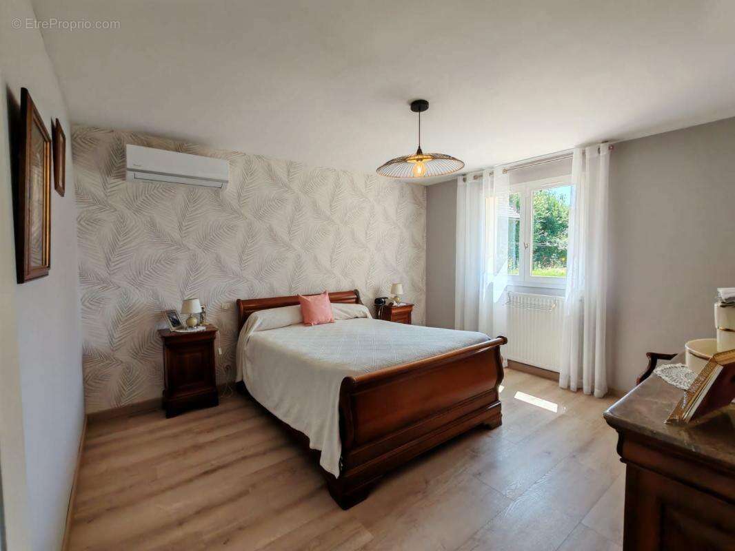 Maison à SAINT-PANTALEON-DE-LARCHE